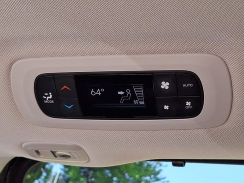 Used 2023 Chrysler Pacifica Limited FWD image 17