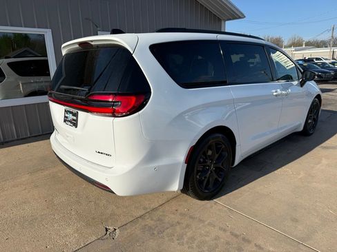 Used 2024 Chrysler Pacifica Limited w/ S Appearance Package FWD image 3