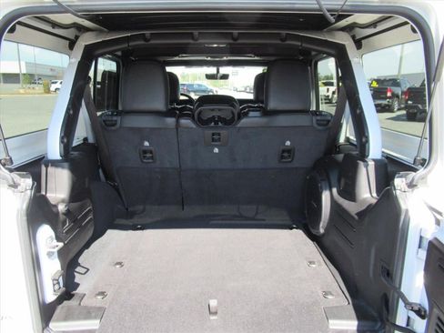 Used 2022 Jeep Wrangler Unlimited Sahara AWD/4WD image 29