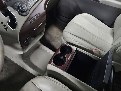 Used 2012 Toyota Sienna XLE FWD image 22