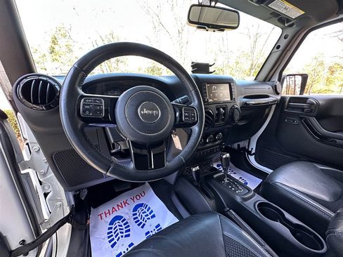 Used 2017 Jeep Wrangler Unlimited Sahara image 31