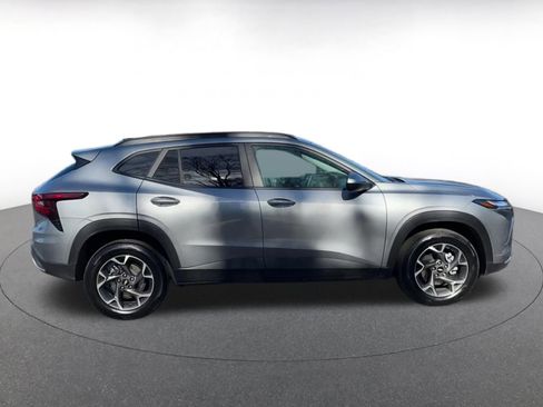 Used 2025 Chevrolet Trax LT w/ LT Convenience Package image 16