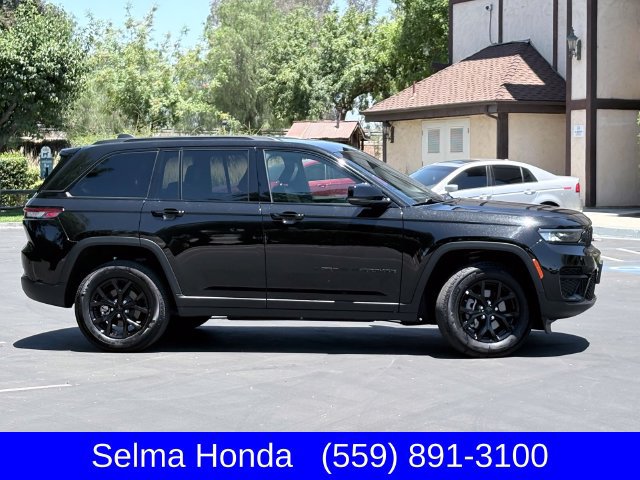 Used 2025 Jeep Grand Cherokee Altitude AWD/4WD image 4