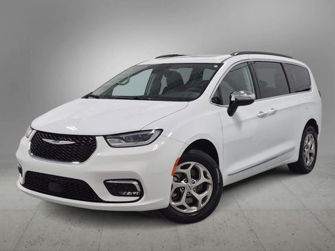 Certified 2023 Chrysler Pacifica Limited w/ Trailer Tow Group AWD/4WD image 1