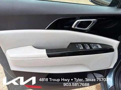Used 2024 Kia Carnival EX FWD image 15