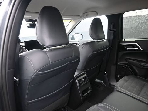 Used 2025 Mitsubishi Outlander SE image 25