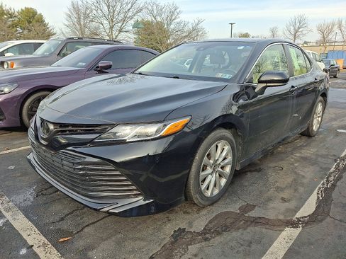 Used 2018 Toyota Camry LE image 2