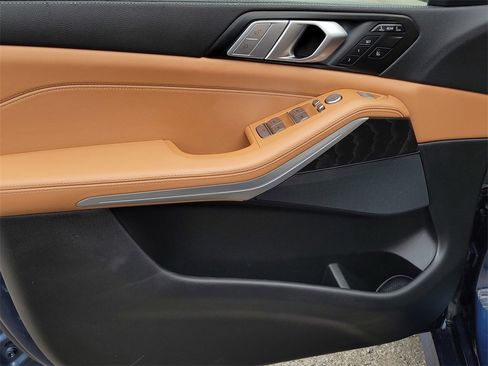 Used 2022 BMW X7 xDrive40i w/ M Sport Package image 11