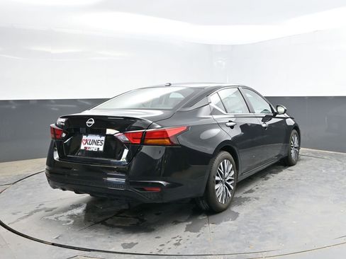Used 2025 Nissan Altima 2.5 SV FWD image 9