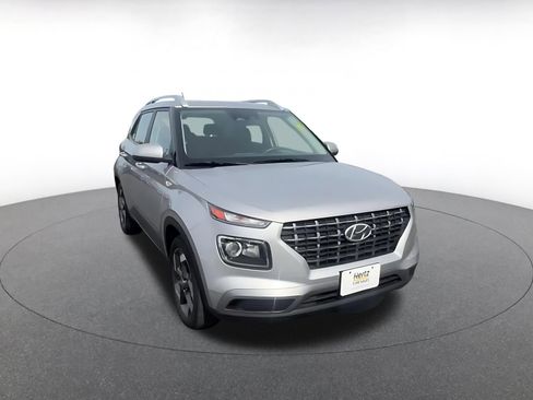 Used 2025 Hyundai Venue SEL image 3
