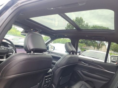 New 2025 Jeep Grand Cherokee Limited w/ Luxury Tech Group II image 2