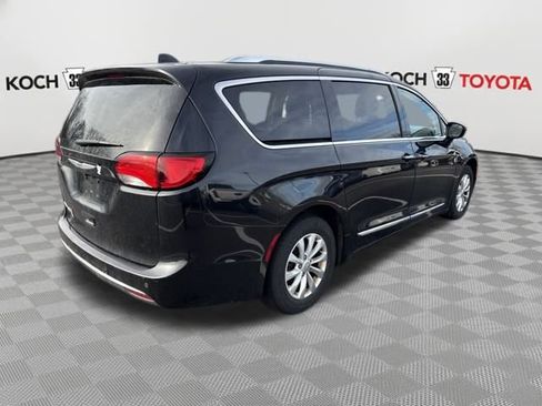 Used 2018 Chrysler Pacifica Touring-L image 7