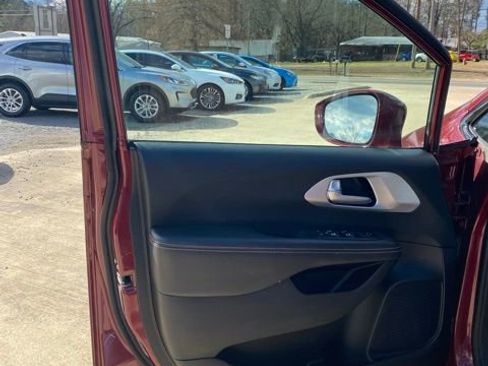 Used 2018 Chrysler Pacifica Touring-L Plus image 17