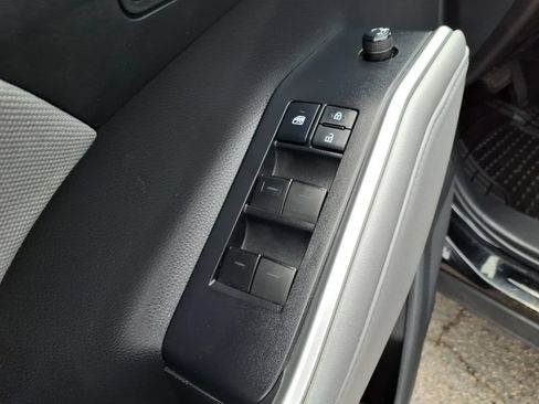 Used 2022 Toyota Highlander LE AWD/4WD image 10