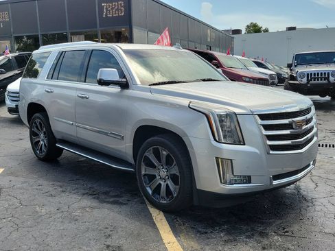 Used 2016 Cadillac Escalade Luxury AWD/4WD image 3
