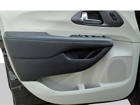 Used 2024 Chrysler Pacifica Touring-L image 10