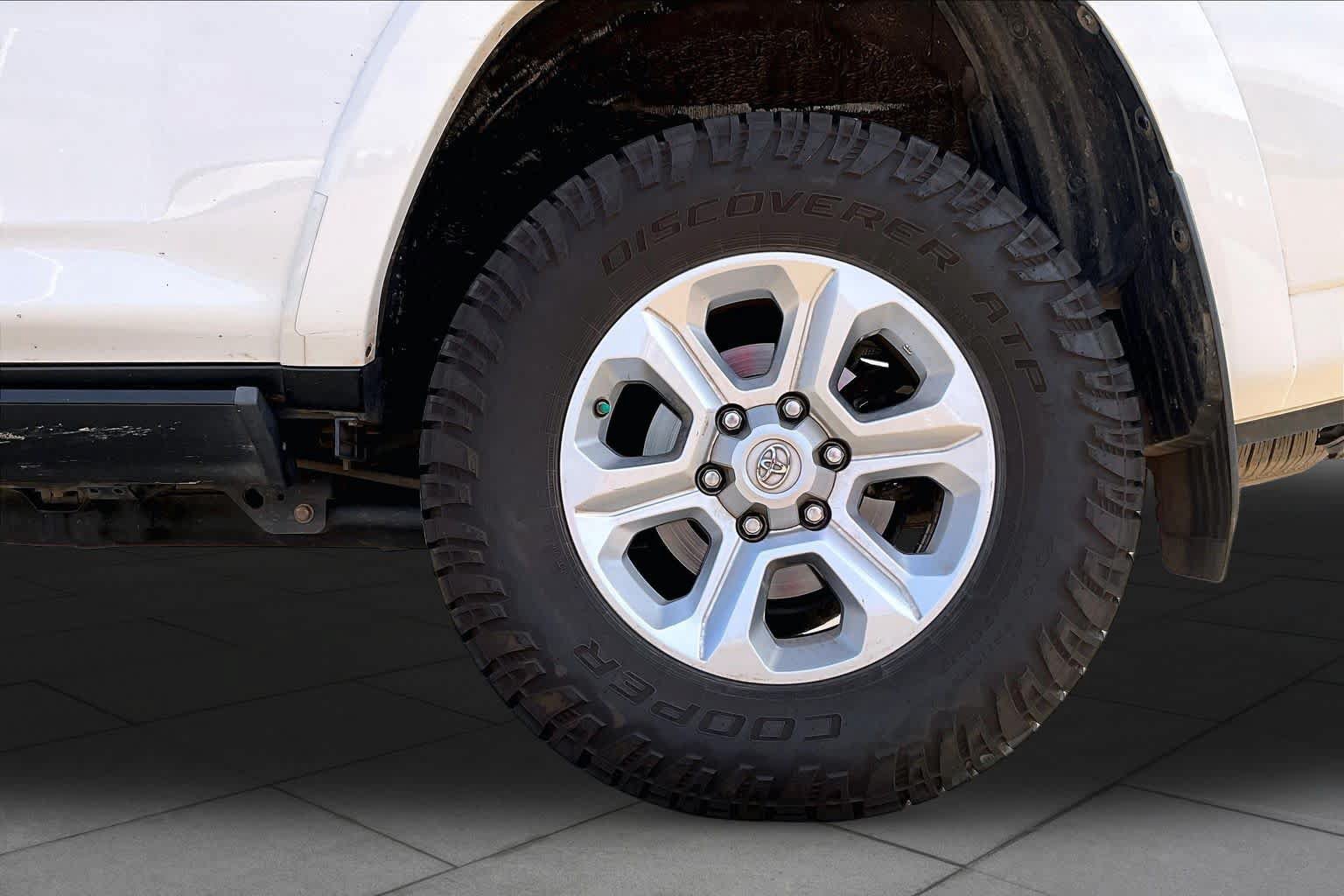 Used 2018 Toyota 4Runner SR5 AWD/4WD image 11