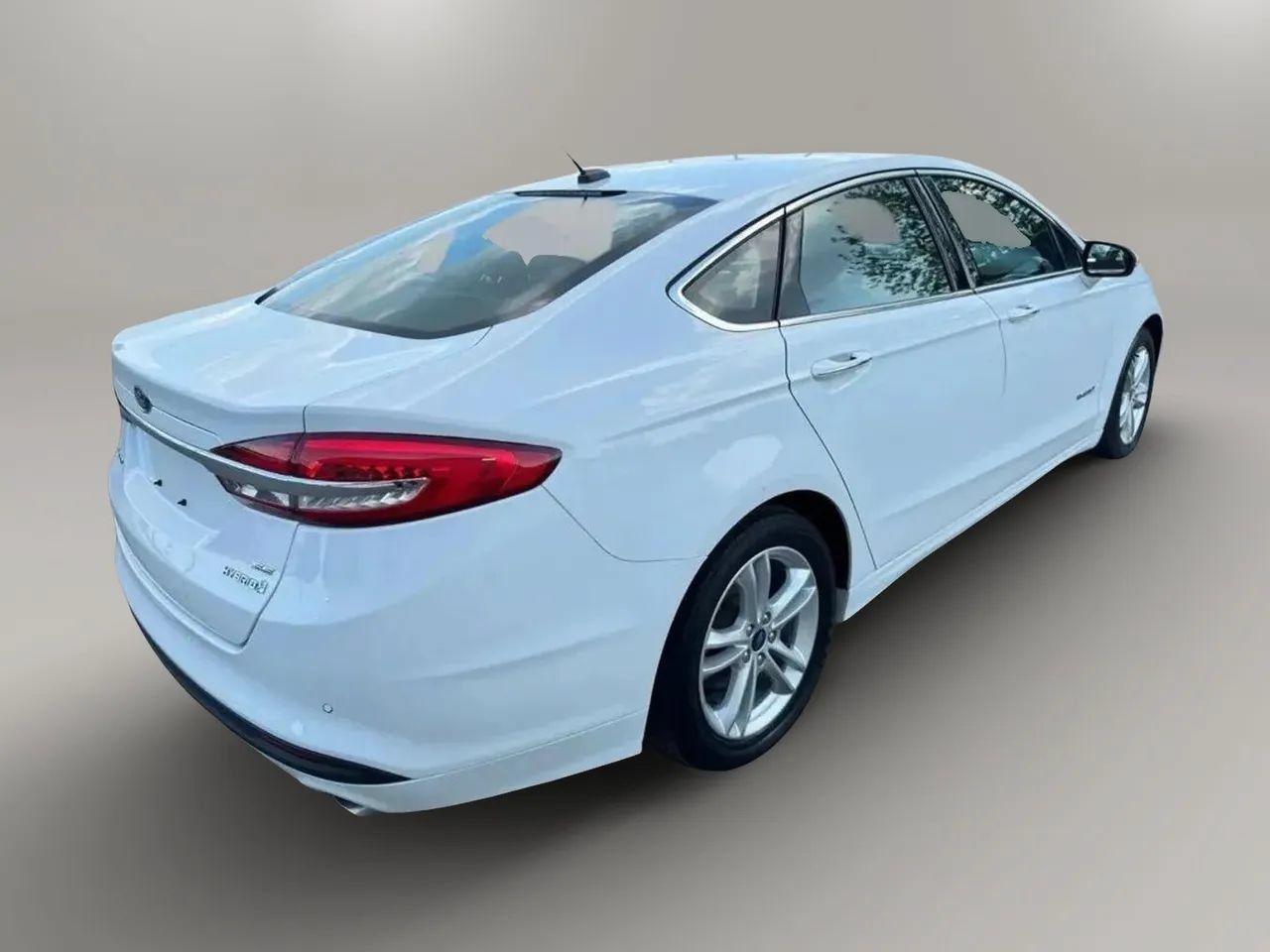 Used 2018 Ford Fusion SE w/ Equipment Group 602A FWD image 3