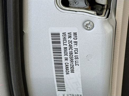 Used 2024 Chrysler Pacifica Touring-L image 12