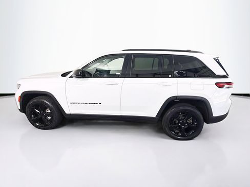 Used 2023 Jeep Grand Cherokee Limited w/ Black Appearance Package RWD image 4