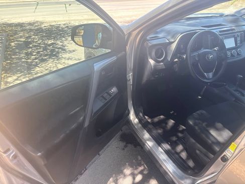 Used 2018 Toyota RAV4 LE w/ Carpet Mat Package AWD/4WD image 17