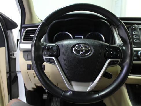 Used 2019 Toyota Highlander XLE AWD/4WD image 8