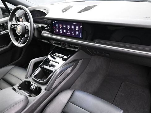 Certified 2025 Porsche Cayenne AWD/4WD image 31