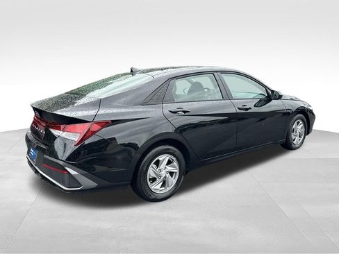 Used 2026 Hyundai Elantra SE FWD image 7
