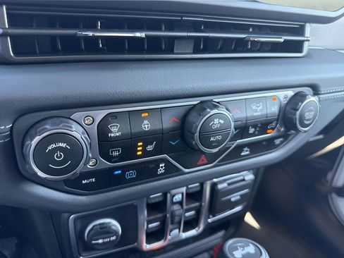 Used 2025 Jeep Wrangler Unlimited Sahara AWD/4WD image 24