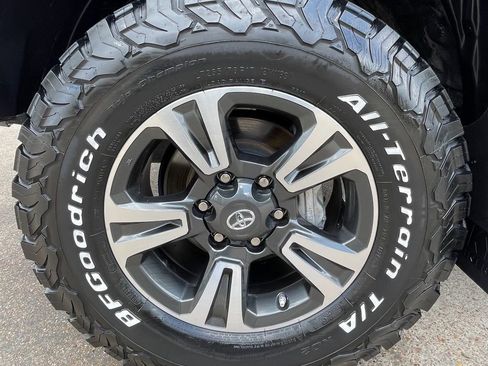 Used 2019 Toyota Tacoma TRD Sport w/ Technology Package AWD/4WD image 12