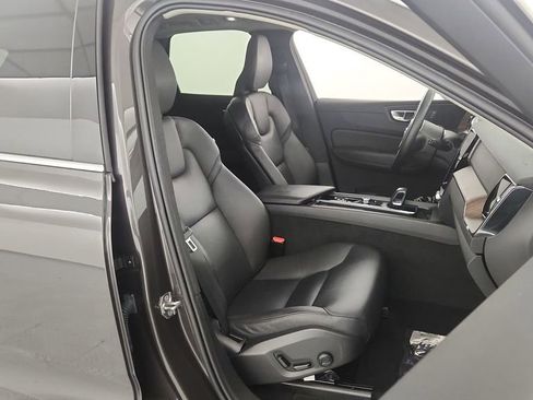 Used 2022 Volvo XC60 B5 Momentum image 31