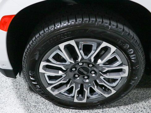 Used 2024 GMC Yukon Denali Ultimate AWD/4WD image 11