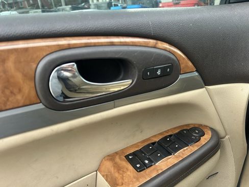 Used 2011 Buick Enclave CXL image 10
