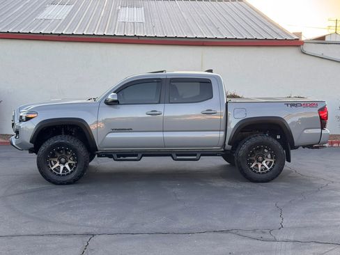 Used 2019 Toyota Tacoma TRD Off-Road AWD/4WD image 3