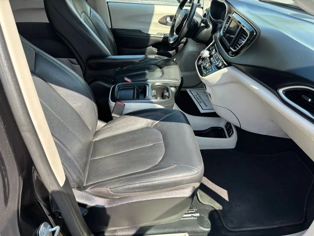 Used 2019 Chrysler Pacifica Touring-L FWD image 19