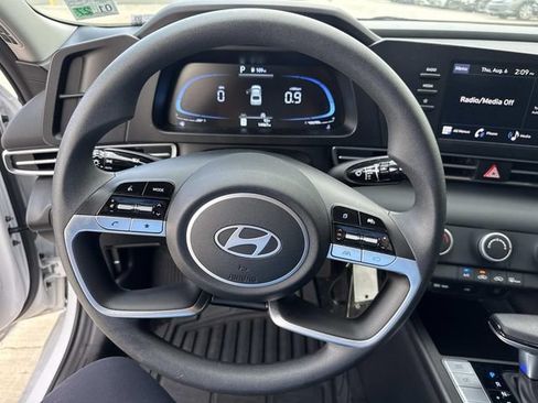 Used 2025 Hyundai Elantra SE FWD image 21