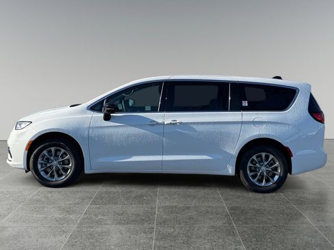 New 2026 Chrysler Pacifica Select image 2