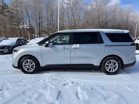 Used 2023 Kia Carnival LX image 3