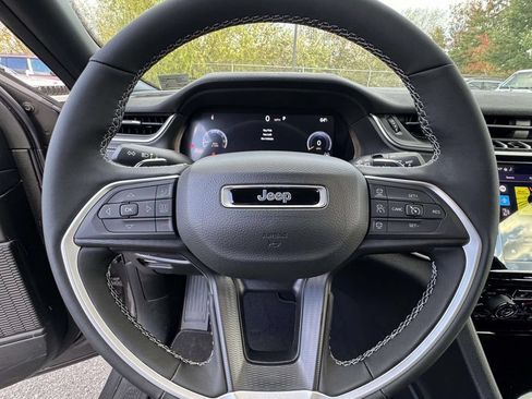 New 2025 Jeep Grand Cherokee 4WD image 18
