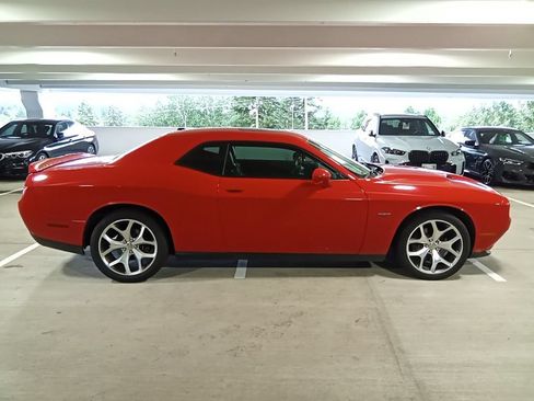 Used 2016 Dodge Challenger R/T RWD image 4