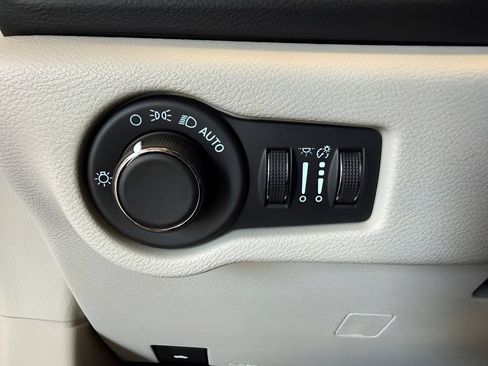 Used 2023 Chrysler Voyager LX FWD image 23