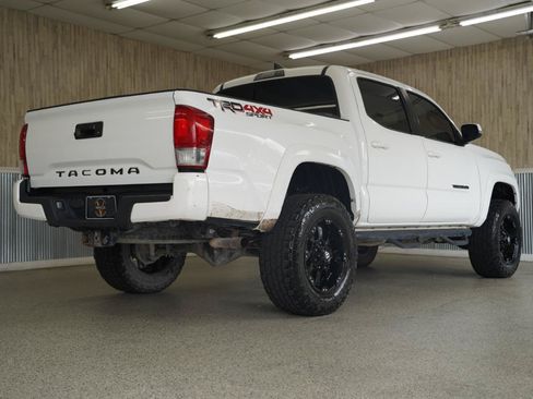 Used 2017 Toyota Tacoma TRD Sport w/ Tow Package (A/T) AWD/4WD image 10