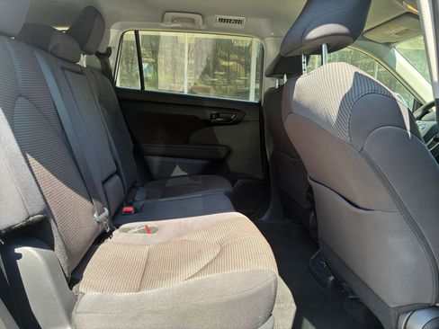 Used 2025 Toyota Highlander LE FWD image 43