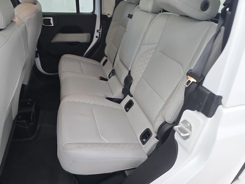 Used 2023 Jeep Gladiator Overland AWD/4WD image 13