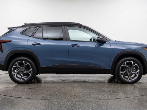 Used 2025 Chevrolet Trax LT FWD image 11