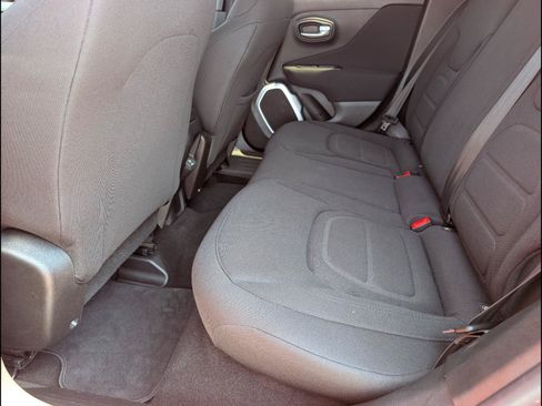 Used 2018 Jeep Renegade Latitude FWD image 10