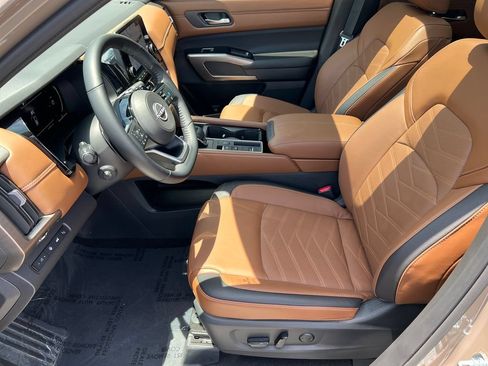 Used 2025 Nissan Pathfinder Platinum FWD image 9