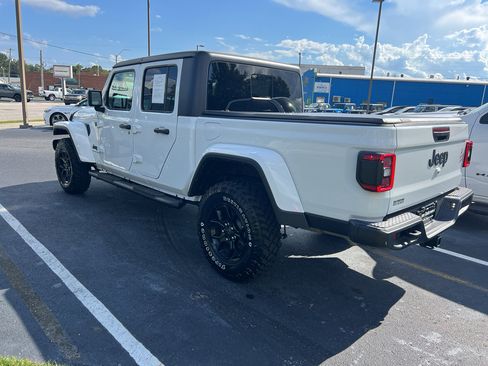 Certified 2024 Jeep Gladiator Sport image 11