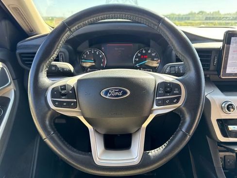 Used 2023 Ford Explorer XLT AWD/4WD image 16