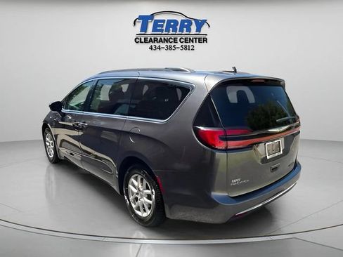 Used 2022 Chrysler Pacifica Touring-L FWD image 4